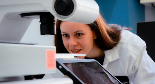 NYBCe scientist Avital Mendelson, PhD observing results of a stem cell experiment